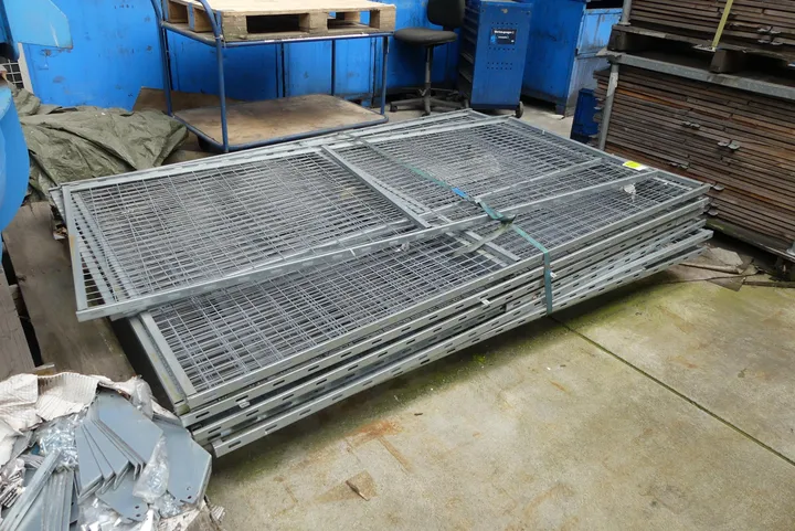 Posten Gitterrostböden Maße in cm ca. 220 x 150